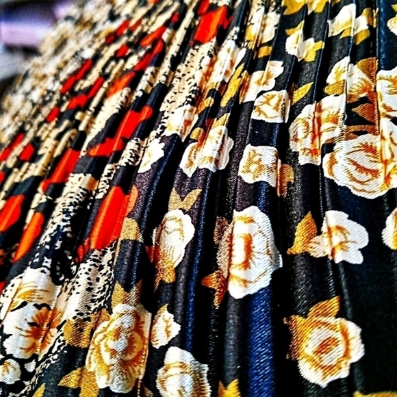 𝅺Accordion Pleated Medium Brown Orange Cream Floral Sleeveless Blouse - Picture 4 of 6